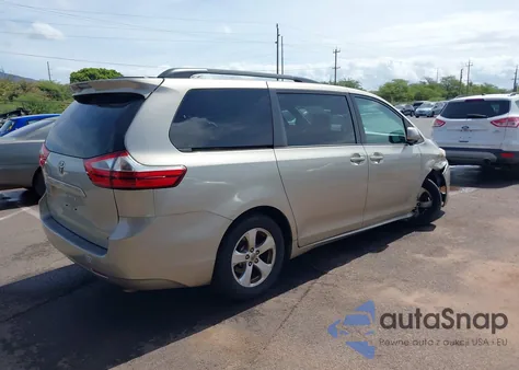 2016 Toyota Sienna Le 8 Passenger z USA, uszkodzony, nr VIN 5TDKK3DC3GS735927